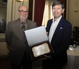 ALCER entrega una placa a Alfonso Bataller