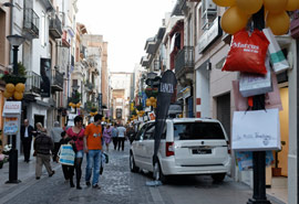 Los comercios de la calle Alloza abrirán en Fashion Night Castellón, pero posponen algunas actividades festivas al aire libre