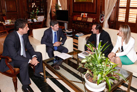 El Alcalde, Alfonso Bataller recibe a representantes de Tradex, empresa de energía eólica