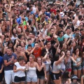 Nules comenzó sus fiestas cuando en la plaza Mayor, las reinas de la Vila, Ángela Vives Casanova y Rosa Martínez Roglá, se llamaron a los vecinos de la localidad a la fiesta en la popular Cridà, en la que han participado cientos de peñistas ansiosos por d