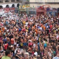 Nules comenzó sus fiestas cuando en la plaza Mayor, las reinas de la Vila, Ángela Vives Casanova y Rosa Martínez Roglá, se llamaron a los vecinos de la localidad a la fiesta en la popular Cridà, en la que han participado cientos de peñistas ansiosos por d