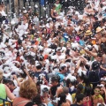 Nules comenzó sus fiestas cuando en la plaza Mayor, las reinas de la Vila, Ángela Vives Casanova y Rosa Martínez Roglá, se llamaron a los vecinos de la localidad a la fiesta en la popular Cridà, en la que han participado cientos de peñistas ansiosos por d