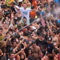 Nules comenzó sus fiestas cuando en la plaza Mayor, las reinas de la Vila, Ángela Vives Casanova y Rosa Martínez Roglá, se llamaron a los vecinos de la localidad a la fiesta en la popular Cridà, en la que han participado cientos de peñistas ansiosos por d