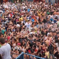 Nules comenzó sus fiestas cuando en la plaza Mayor, las reinas de la Vila, Ángela Vives Casanova y Rosa Martínez Roglá, se llamaron a los vecinos de la localidad a la fiesta en la popular Cridà, en la que han participado cientos de peñistas ansiosos por d