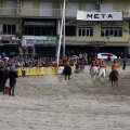 Carrera de caballos y burros