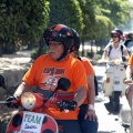 Vuelta a España en vespa con sidecar por los toros de Osborne
