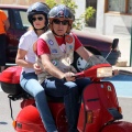 Vuelta a España en vespa con sidecar por los toros de Osborne