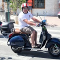Vuelta a España en vespa con sidecar por los toros de Osborne