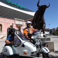 Vuelta a España en vespa con sidecar por los toros de Osborne