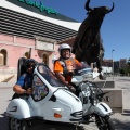 Vuelta a España en vespa con sidecar por los toros de Osborne