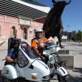 Vuelta a España en vespa con sidecar por los toros de Osborne