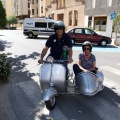 Vuelta a España en vespa con sidecar por los toros de Osborne