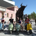 Vuelta a España en vespa con sidecar por los toros de Osborne