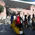 Vuelta a España en vespa con sidecar por los toros de Osborne