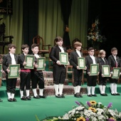 Reina infantil y corte de honor