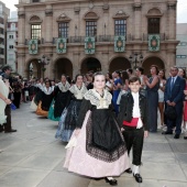 Reina infantil y corte de honor