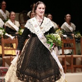Imposición bandas a la reina de las fiestas y corte de honor