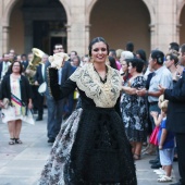 Imposición bandas a la reina de las fiestas y corte de honor